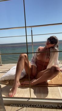Порно видео Liskova позирует у моря и мастурбирует киску