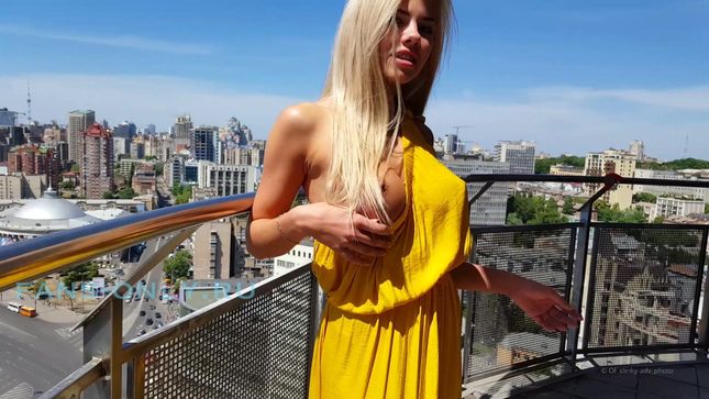 Порно видео Красивая блондинка в платье показывает сиськи