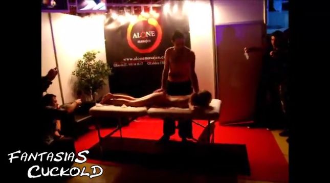 Порно видео Delilah G наслаждается мастурбацией на публичном массаже